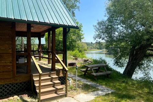 Secluded Riverside Cabin for 8 in Belfast, NY with Rustic Amish-Built Retreat in Belfast (NY)