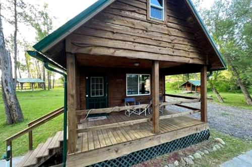 Secluded Riverside Cabin for 8 in Belfast, NY with Rustic Amish-Built Retreat in Belfast (NY)