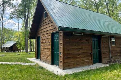 Secluded Riverside Cabin for 8 in Belfast, NY with Rustic Amish-Built Retreat in Belfast (NY)