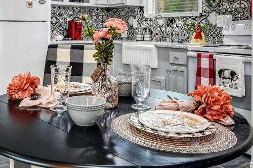 Stylish Wills Point Cottage near Dallas Ideal for Romantic Getaways in Texas in Wills Point