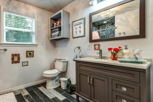 Stylish Wills Point Cottage near Dallas Ideal for Romantic Getaways in Texas in Wills Point