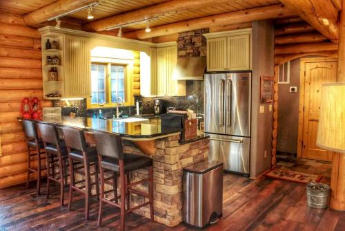 Family-Friendly Log Cabin Rental in California's Gold Country near Sacramento in Pioneer (CA)