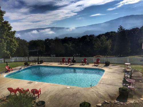 Swimming pool, Cozy Cabin Rental and Cowboy Experience at a Tennessee Dude Ranch in Dunlap (TN)