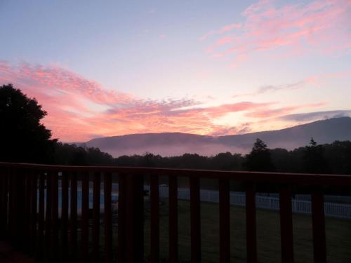 Surrounding environment, Cozy Cabin Rental and Cowboy Experience at a Tennessee Dude Ranch in Dunlap (TN)