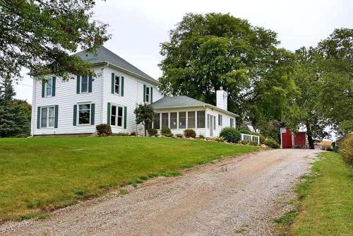 . Roomy Vacation Rental for Two with a Private Bathroom near Cedar Rapids, Iowa
