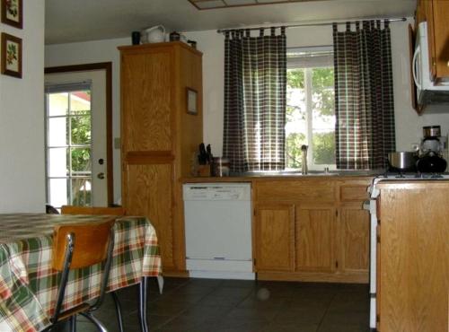 Camping Cabin Perfect for Families near the Shasta-Trinity National Forest, California in Lewiston (CA)