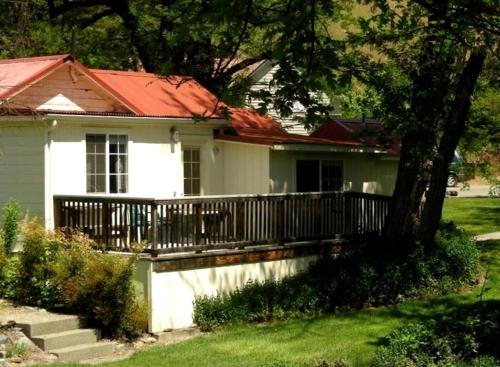 Camping Cabin Perfect for Families near the Shasta-Trinity National Forest, California in Lewiston (CA)
