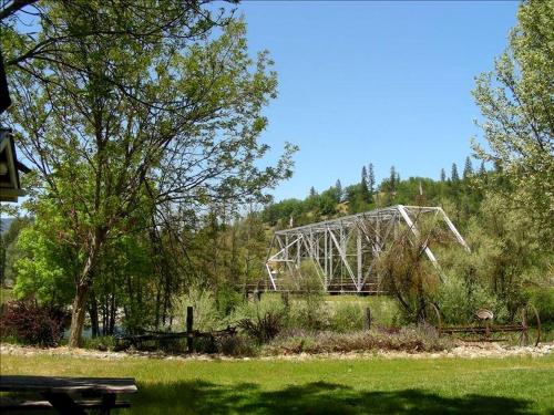 Camping Cabin Perfect for Families near the Shasta-Trinity National Forest, California in Lewiston (CA)