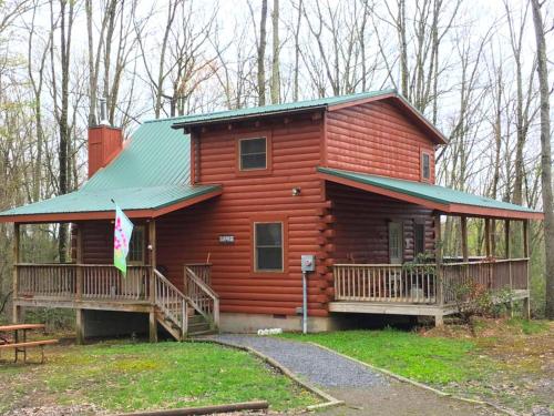 Rustic Cabin Rental in a Tranquil Forest Setting near Oak Hill, West Virginia