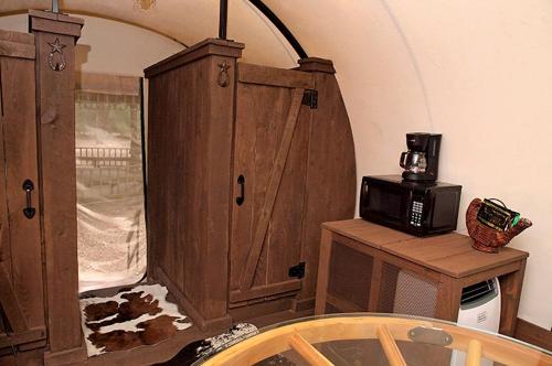 Unique Wagon Accommodation at Bed and Breakfast near Austin, Texas in New Ulm
