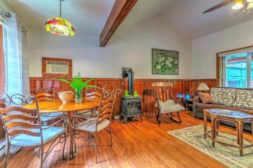 Charming Forest Cabin with a Hammock near Delaware Water Gap National Recreation Area, Pennsylvania in 卡纳登西斯