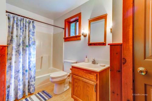 Charming Forest Cabin with a Hammock near Delaware Water Gap National Recreation Area, Pennsylvania in 卡纳登西斯