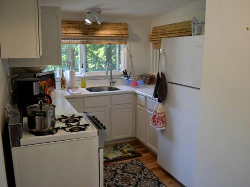 Beautiful Cottage Rental with Private River Beach on the Russian River, California in Forestville (CA)