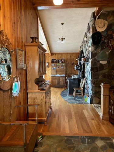 Charming Riverfront Guest House with Deck Overlooking Madison River, Near Ennis, Montana in Ennisa (MT)