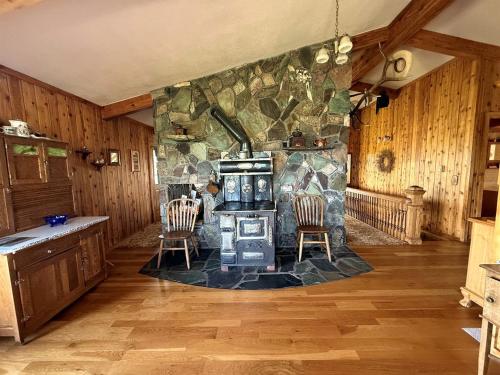 Charming Riverfront Guest House with Deck Overlooking Madison River, Near Ennis, Montana in Ennisa (MT)