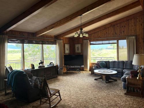 Charming Riverfront Guest House with Deck Overlooking Madison River, Near Ennis, Montana in Ennisa (MT)