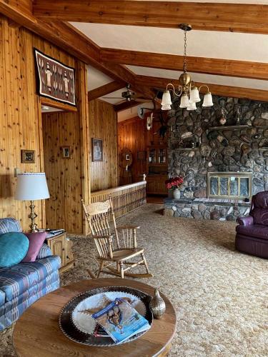 Charming Riverfront Guest House with Deck Overlooking Madison River, Near Ennis, Montana in Ennisa (MT)
