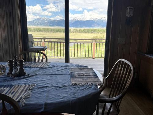 Charming Riverfront Guest House with Deck Overlooking Madison River, Near Ennis, Montana in Ennisa (MT)