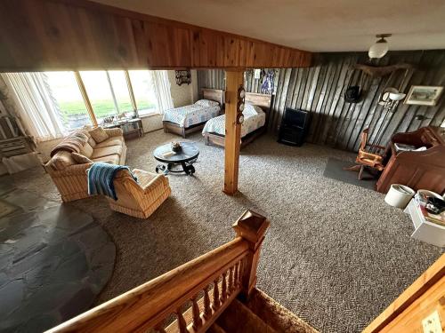 Charming Riverfront Guest House with Deck Overlooking Madison River, Near Ennis, Montana in Ennisa (MT)