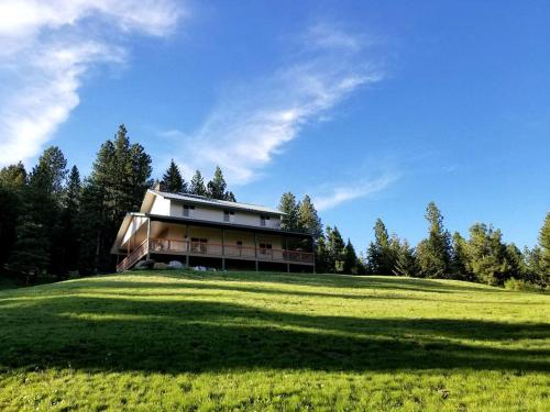 . Off-The-Grid Cottage Rental with 360-Degree Mountain Views near Cascade, Idaho