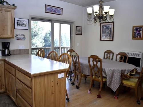 Off-The-Grid Cottage Rental with 360-Degree Mountain Views near Cascade, Idaho in Haivolija (ID)