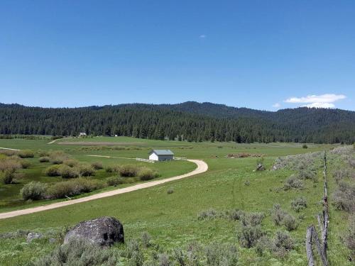 Off-The-Grid Cottage Rental with 360-Degree Mountain Views near Cascade, Idaho in Haivolija (ID)