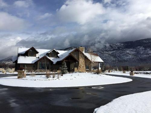 Impressive and Secluded Villa for Rent along the Glorious Uinta Mountains, Utah in Kamasa (UT)