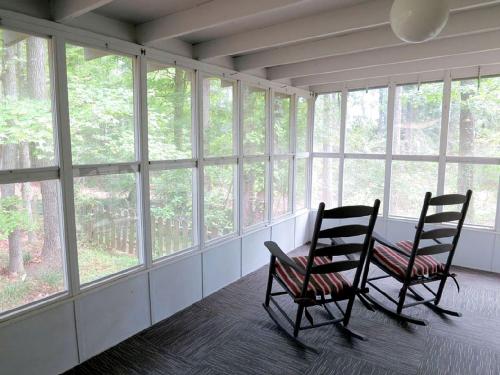 Charming and Cozy Cottage Rental in Secluded Woodlands near Mineola, Texas in Holly Lake Ranch (TX)