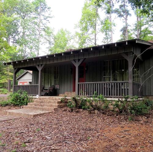 . Charming and Cozy Cottage Rental in Secluded Woodlands near Mineola, Texas