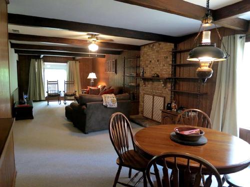 Charming and Cozy Cottage Rental in Secluded Woodlands near Mineola, Texas in Holly Lake Ranch (TX)