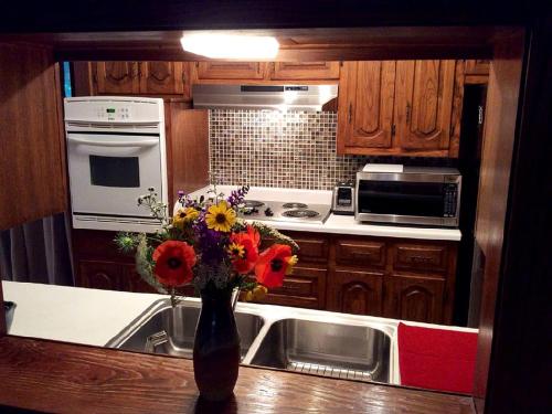 Charming and Cozy Cottage Rental in Secluded Woodlands near Mineola, Texas in Holly Lake Ranch (TX)