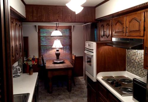 Charming and Cozy Cottage Rental in Secluded Woodlands near Mineola, Texas in Holly Lake Ranch (TX)