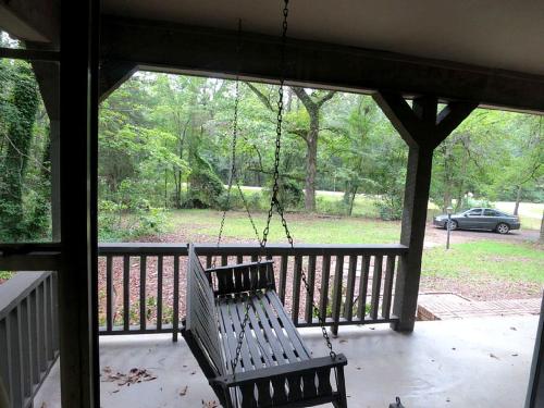 Charming and Cozy Cottage Rental in Secluded Woodlands near Mineola, Texas in Holly Lake Ranch (TX)