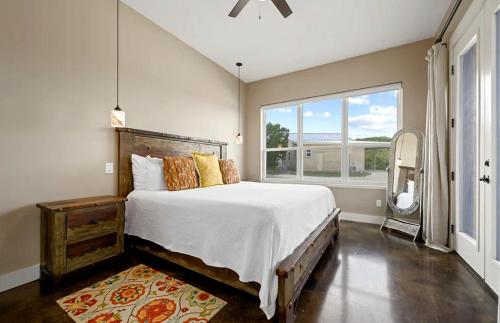 Relaxing Accessible Cottage with Outdoor Fireplace for a Peaceful Getaway near Austin, Texas in Dripping Springs (TX)