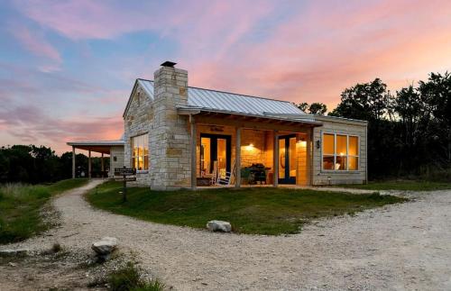 Relaxing Accessible Cottage with Outdoor Fireplace for a Peaceful Getaway near Austin, Texas in Dripping Springs (TX)