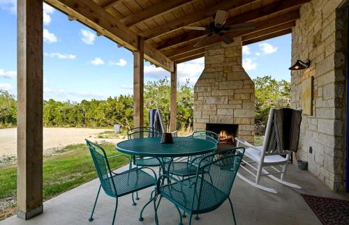 Relaxing Accessible Cottage with Outdoor Fireplace for a Peaceful Getaway near Austin, Texas in Dripping Springs (TX)