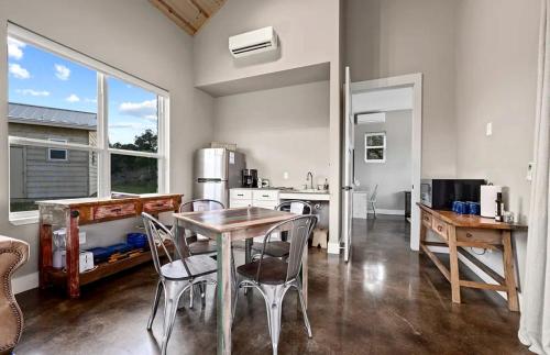 Relaxing Accessible Cottage with Outdoor Fireplace for a Peaceful Getaway near Austin, Texas in Dripping Springs (TX)