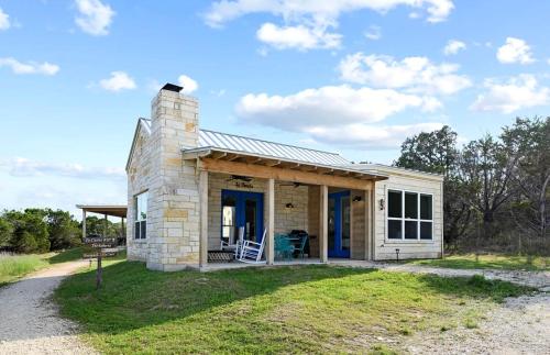 Relaxing Accessible Cottage with Outdoor Fireplace for a Peaceful Getaway near Austin, Texas in Dripping Springs (TX)