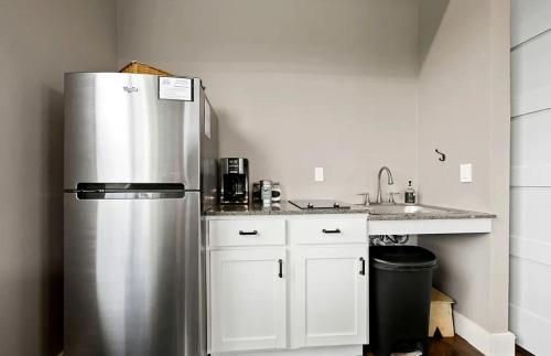 Relaxing Accessible Cottage with Outdoor Fireplace for a Peaceful Getaway near Austin, Texas in Dripping Springs (TX)