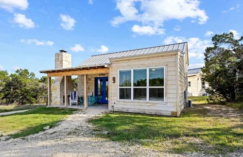 Relaxing Accessible Cottage with Outdoor Fireplace for a Peaceful Getaway near Austin, Texas in Dripping Springs (TX)