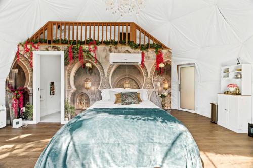 Beautiful Lofted Dome with Cozy Deck and Charming Design in Elgin, Texas in 埃爾金