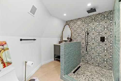 Beautiful Lofted Dome with Cozy Deck and Charming Design in Elgin, Texas in 埃爾金