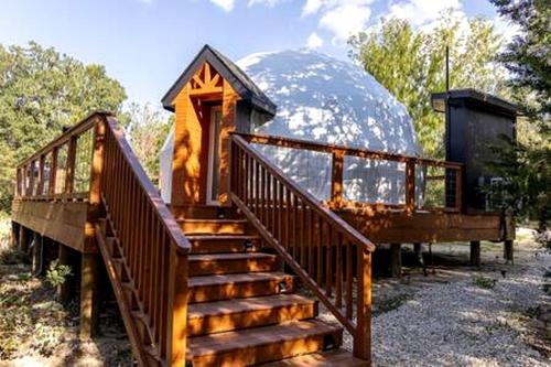 Beautiful Lofted Dome with Cozy Deck and Charming Design in Elgin, Texas in 埃爾金