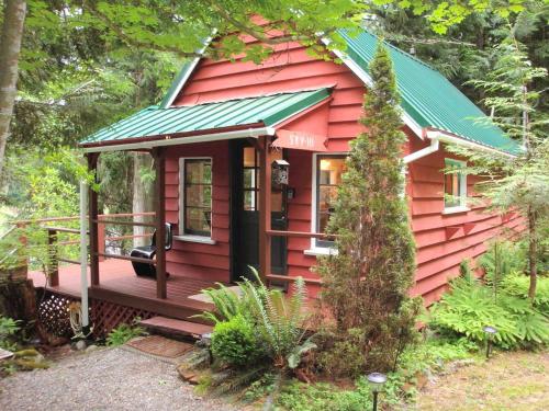 . Pet-Friendly Cabin Rental Overlooking a River near Skykomish, Washington