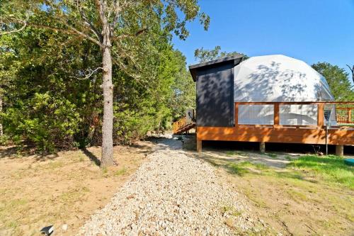 Beautiful Lofted Dome with Cozy Deck and Charming Design in Elgin, Texas in 埃爾金