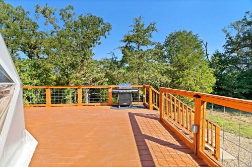 Beautiful Lofted Dome with Cozy Deck and Charming Design in Elgin, Texas in 埃爾金