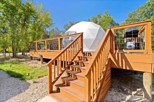Beautiful Lofted Dome with Cozy Deck and Charming Design in Elgin, Texas in 埃爾金