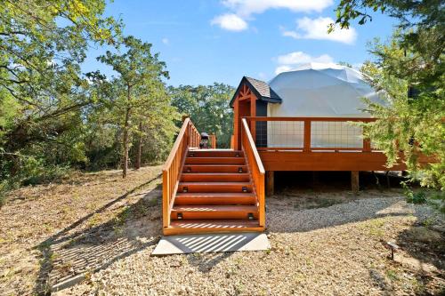 Beautiful Lofted Dome with Cozy Deck and Charming Design in Elgin, Texas in 埃爾金