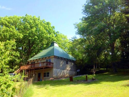 Secluded Cabin Rental with a Wraparound Deck near Franklin Creek State Park, Illinois