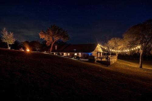 Beautiful Lakeside Rental with Hot-Tub in Igram, Texas, Perfect for Family Glamping Trips in Хант